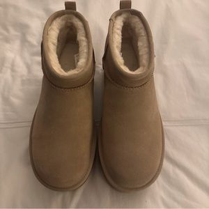 NIB Authentic Ugg Mini Platforms in Sand